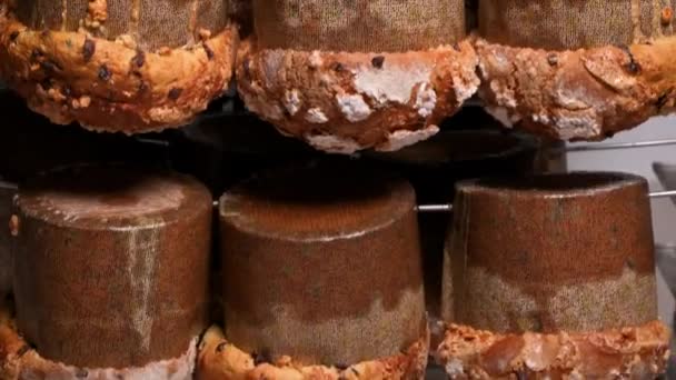 Panettone Hängen Die Zubereitung Einer Bäckerei Beenden Italienische Weihnachtskuchen Hochwertiges — Stockvideo