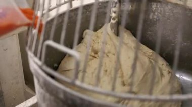 Endüstriyel hamur karıştırıcısına yumurta ekliyorum. Manzarayı kapat. Yüksek kalite 4k görüntü