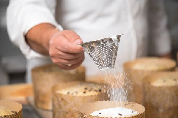 Pastelero Topping Panettones Italianos Tradicionales Con Azúcar Polvo Fotografía Alta — Foto de Stock