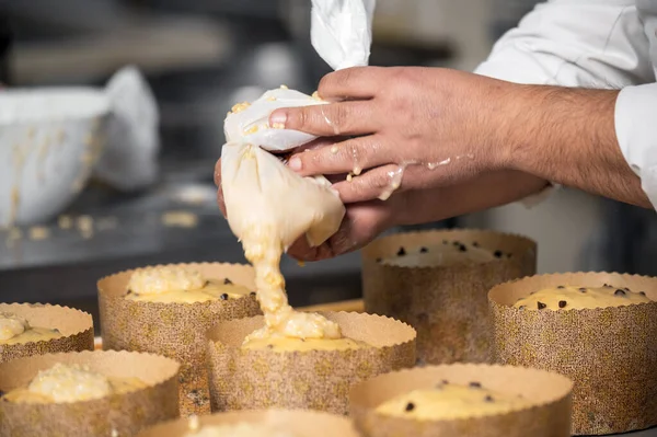 Ζαχαροπλάστης Ολοκληρώνεται Κέικ Panettone Σωληνώσεις Τσάντα Τζάμια Γλυκιά Γέμιση Υψηλής — Φωτογραφία Αρχείου