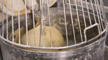 Elektrikli fırın mikserindeki hamuru kapat. Yüksek kalite 4k görüntü