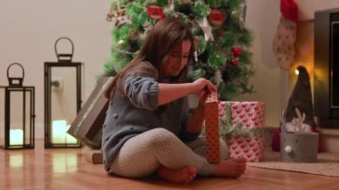 Noel hediyesini açan tatlı kız. Yüksek kalite 4k görüntü