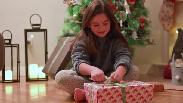 Schattig Meisje Dat Het Kerstcadeau Opent Hoge Kwaliteit Beeldmateriaal — Stockvideo