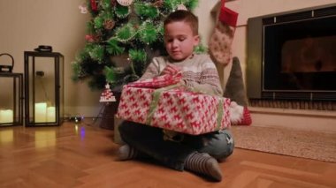 Çocuk yılbaşı hediyesini açıyor. Yüksek kalite 4k görüntü