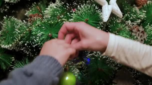 Close Van Een Moeder Dughter Versieren Kerstboom Hoge Kwaliteit Beeldmateriaal — Stockvideo