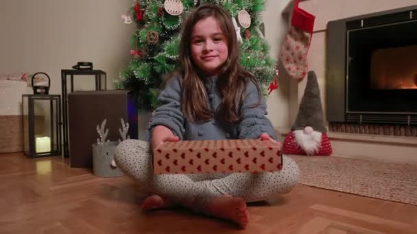Klein Meisje Dat Naar Camera Kijkt Een Kerstcadeau Aanbiedt Hoge — Stockvideo