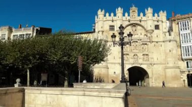 Santa Maria 'nın kemerinden ve İspanya' nın Burgos kentindeki ortaçağ köprüsünden geçen turistlerin zamanaşımı. Yüksek kalite 4k görüntü. 