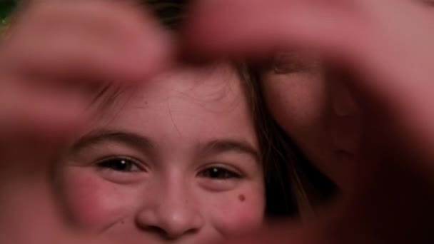 Família Amorosa Passa Férias Inverno Casa Retrato Feliz Sorrindo Bela — Vídeo de Stock