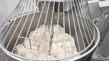 Fırında ekmek karıştırıcı, fırında ekmek hamuru karıştırma. Yüksek kalite 4k görüntü
