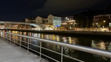 Bilbao gece yansımaları Nervion nehrinde. Yüksek kalite 4k görüntü