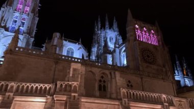 Burgos, İspanya 'daki Saint Mary Katedrali gece aydınlandı. Yüksek kalite 4k görüntü . 