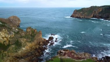 Cantabrian deniz kıyılarının ve uçurumların manzaralı manzarası. Yüksek kalite 4k görüntü