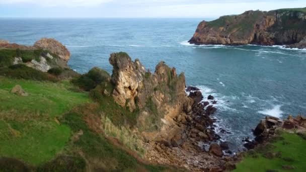 Uitzicht Vanuit Lucht Het Schilderachtige Landschap Van Cantabrische Kust Kliffen — Stockvideo