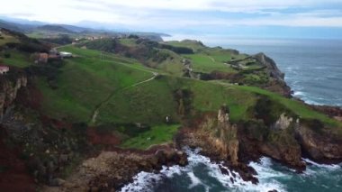 Cantabrian deniz kıyılarının ve uçurumların manzaralı manzarası. Yüksek kalite 4k görüntü