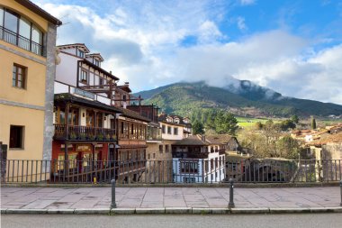 Picos de Europa Ulusal Parkı 'ndaki Cantabrian kasabası Potes' in şehir manzarası. Yüksek kalite fotoğraf