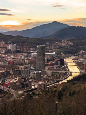 Bilbao 'nun günbatımındaki panoramik manzarası, Bask Ülkesi, İspanya. Yüksek kalite fotoğraf
