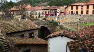 İspanya 'nın Picos de Europa Ulusal Parkı' ndaki Cantabrian şehri Potes 'in şehir manzarası. Yüksek kalite 4k görüntü