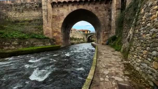 View Medieval Bridge Deva River Village Potes Cantabria Spain High — Stockvideo
