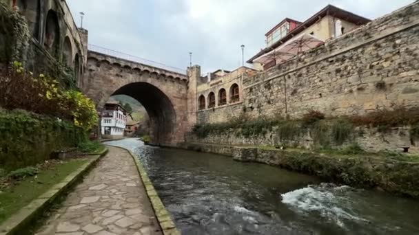 View Medieval Bridge Deva River Village Potes Cantabria Spain High — Vídeo de stock