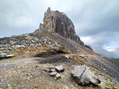 Fuentede, Cantabria, Picos de Europa Ulusal Parkı 'ndaki dağ manzarası, İspanya. Yüksek kalite 4k görüntü