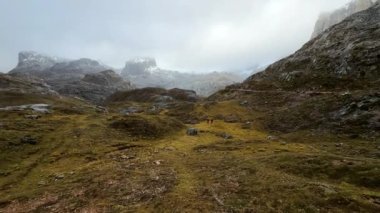 Fuentede, Cantabria, Picos de Europa Ulusal Parkı 'ndaki dağ manzarası, İspanya. Yüksek kalite 4k görüntü