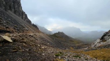 Fuentede, Cantabria, Picos de Europa Ulusal Parkı 'ndaki dağ manzarası, İspanya. Yüksek kalite 4k görüntü