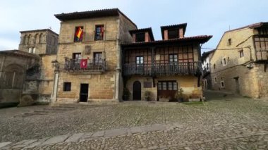 İspanya 'nın Cantabria kentindeki ortaçağ köyü Santillana Del Mar' ın manzarası. Yüksek kalite 4k görüntü