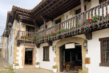 İspanya 'nın Cantabria kentindeki ortaçağ köyü Santillana Del Mar' ın manzarası. Yüksek kaliteli fotoğrafçılık.