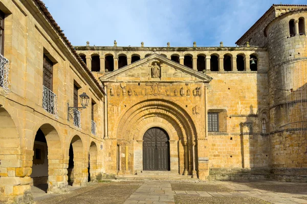 Santa Juliana Koleji Kilisesi, Santillana del Mar, Cantabria, İspanya. Yüksek kaliteli fotoğrafçılık.