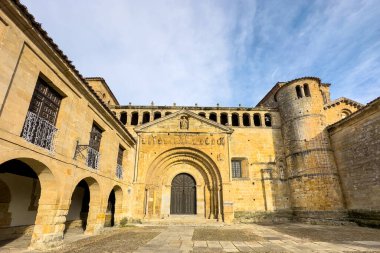 Santa Juliana Koleji Kilisesi, Santillana del Mar, Cantabria, İspanya. Yüksek kaliteli fotoğrafçılık.