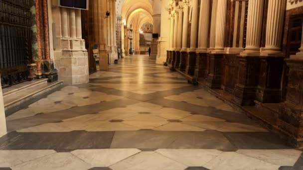 スペインのカスティーリャ レオン州にある有名なゴシック様式のブルゴス大聖堂の内部 ユネスコの世界遺産 高品質4K映像 — ストック動画