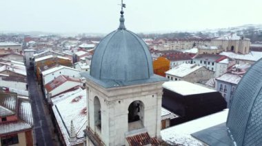Burgos, Briviesca 'daki Santa Maria Kilisesi' nin havadan görünüşü, Castilla-Leon, İspanya. Yüksek kalite 4k görüntü