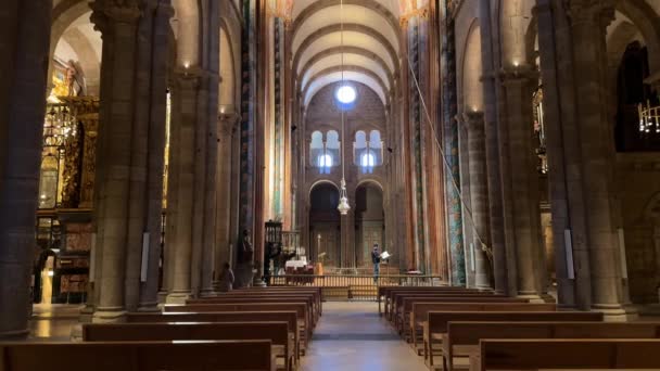 Сантьяго Компостела Испания Февраля 2023 Года Интерьер Католической Церкви Сантьяго — стоковое видео