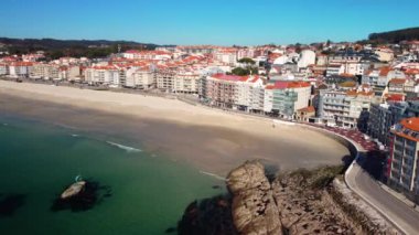 İspanya, Galiçya 'daki güzel deniz kenti Sanxenxo' nun hava manzarası. Yüksek kalite 4k görüntü