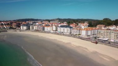 İspanya, Galiçya 'daki güzel deniz kenti Sanxenxo' nun hava manzarası. Yüksek kalite 4k görüntü