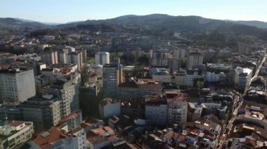 Modern bir apartman binası ve Galiçya, İspanya 'da bulunan Pontevedra şehir manzarası. Yüksek kalite 4k görüntü