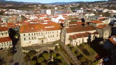 Modern bir apartman binası ve Galiçya, İspanya 'da bulunan Pontevedra şehir manzarası. Yüksek kalite 4k görüntü