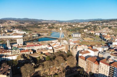 Modern bir apartman binası ve Galiçya, İspanya 'da bulunan Pontevedra şehir manzarası. Yüksek kalite fotoğraf