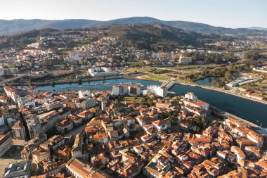 Modern bir apartman binası ve Galiçya, İspanya 'da bulunan Pontevedra şehir manzarası. Yüksek kalite fotoğraf