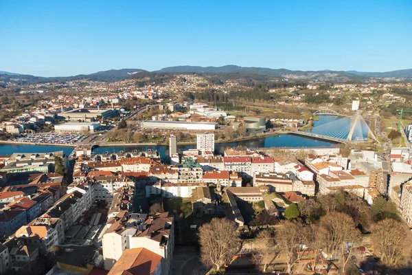 Modern bir apartman binası ve Galiçya, İspanya 'da bulunan Pontevedra şehir manzarası. Yüksek kalite fotoğraf