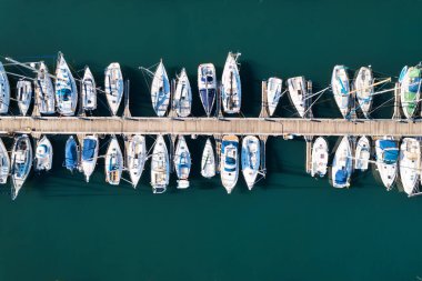 Rıhtıma demirlemiş Yatchs 'ın tam üstündeki hava manzarası. Yüksek kaliteli fotoğraf.