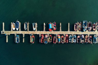 Marinaya demirlemiş balıkçı teknelerinin insansız hava aracı görüntüleri. Yüksek kalite fotoğraf