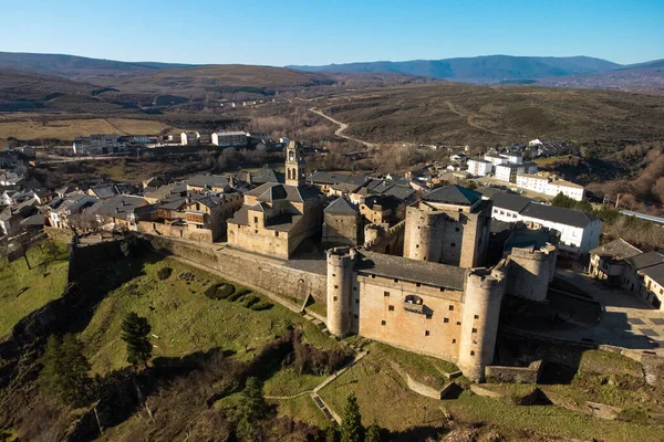 Puebla de Sanabria 'nın Zamora, Kastilya ve Leon' daki hava manzarası. Yüksek kalite fotoğraf