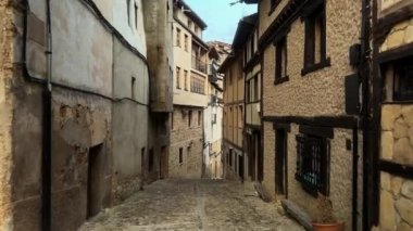 POV orta çağ kasabası Frias, Burgos, İspanya 'nın manzaralı sokaklarında yürüyor. Yüksek kalite 4k görüntü
