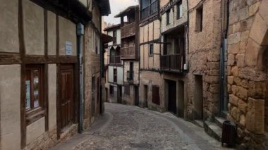 POV orta çağ kasabası Frias, Burgos, İspanya 'nın manzaralı sokaklarında yürüyor. Yüksek kalite 4k görüntü