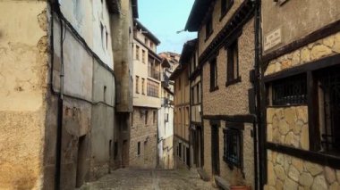 Ortaçağ şehri Frias, Burgos, İspanya 'nın manzaralı caddeleri. Yüksek kalite 4k görüntü