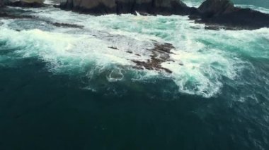 Rocky sahil şeridi ve Flysch 'in Satürraran, Ondarroa, İspanya sahillerindeki hava manzarası. Yüksek kalite 4k görüntü.