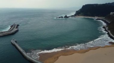 Rocky sahil şeridi ve Flysch 'in Satürraran, Ondarroa, İspanya sahillerindeki hava manzarası. Yüksek kalite 4k görüntü.