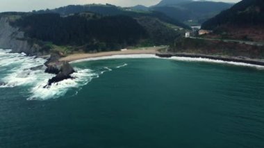 Rocky sahil şeridi ve Flysch 'in Satürraran, Ondarroa, İspanya sahillerindeki hava manzarası. Yüksek kalite 4k görüntü.