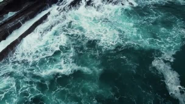 Повітряний Вид Узбережжя Скелястого Моря Пляж Flysch Saturraran Ondarroa Spain — стокове відео